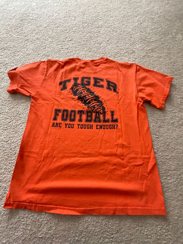 Gildan Short sleeve graphic tee. Pic is back of shirt Paw print on front Women's - M