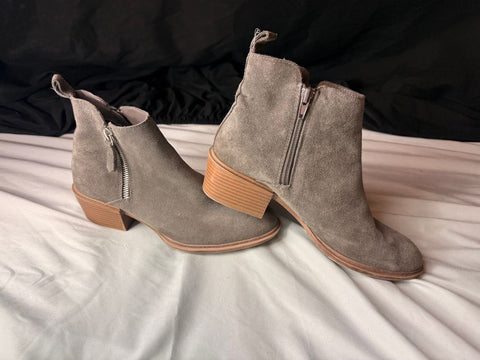 Kenzie Grey booties EUC 7 (Adult)