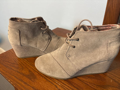 Toms Beige suede shoe 9-1/2 (Adult)