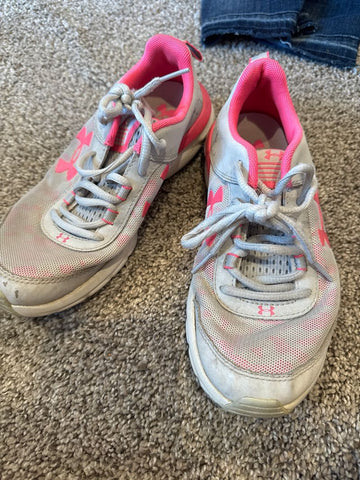Under Armour Under Armour pink grey shoes 4 (Big Kid)