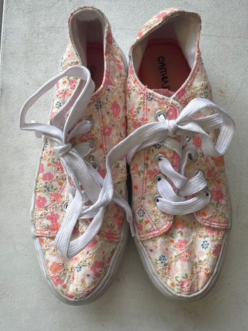 Cynthia Rowley GUC floral shoes 3 (Big Kid)