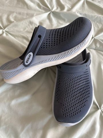 crocs navy blue 10 (Adult)