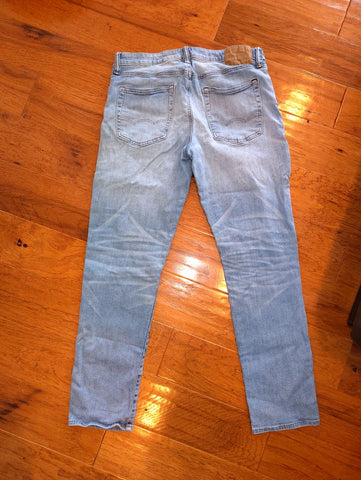American Eagle Size 32X32 athletic fit jeans zippered fly good used condition 30-32