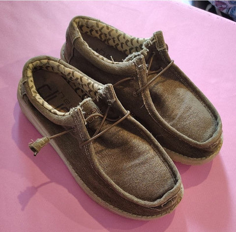Hey Dudes Dark Green Wally size 8 Hey Dudes good used condition 8 (Adult)