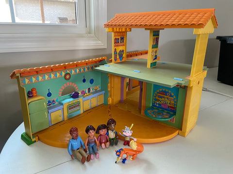 Dora the explorer Vintage fold out play house and figures Playsets