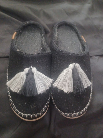 Tom's Clogs/Slippers Black Gray Tassel lots of wear on edges 5 (Adult)