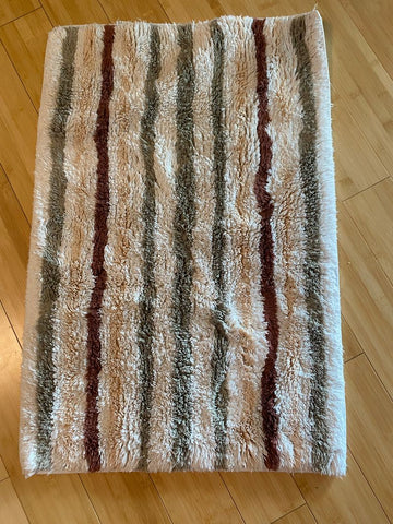 Croft and Barrow Bathroom rug. Great cond. matches curtain Bathroom