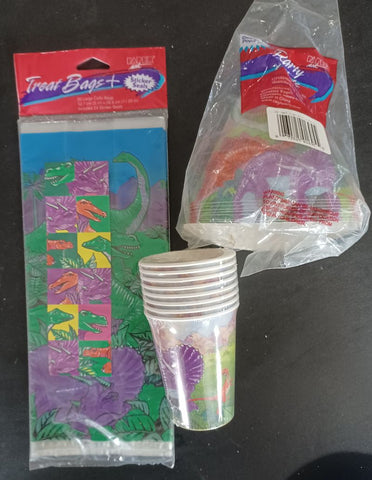 Dinosaur Birthday 8 cups 8 treat bags 8 party hats Kitchen