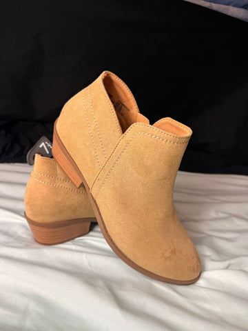 Time & Tru Brown booties nwt 7-1/2 (Adult)