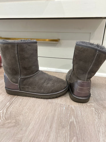 Ugg Gray boots, some scratches on back 6 (Big Kid)