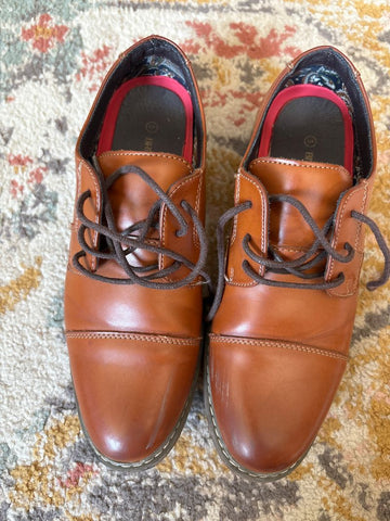 Bruno Marc Brown dress shoes. Scuff on toe 5 (Big Kid)