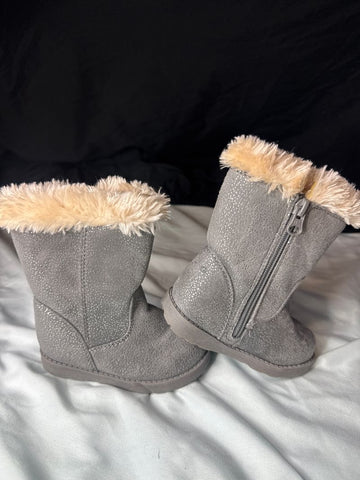 Cat&Jack Sparkly grey winter boots - GUC small spot on back of 1 boots 6 (Lil' Kid)