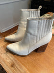 Marc Fisher White ankle booties, used condition 8 (Adult)