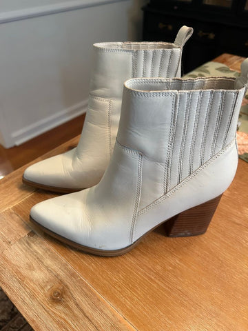Marc Fisher White ankle booties, used condition 8 (Adult)