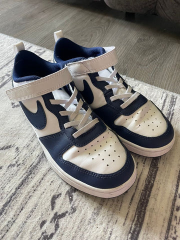 Nike Very good condition Navy and white tennis shoes 3 (Big Kid)