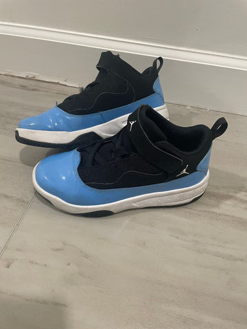 Nike Jordans Light blue slightly worn, good condition 2-1/2 (Big Kid)