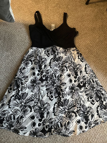 Robbie Bee Black and white floral dress Women's 6