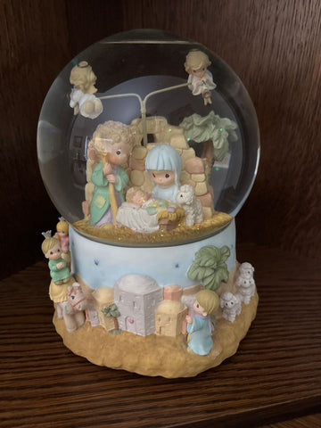 Enesco precious moments O come let us adore Him musical snow globe Holiday
