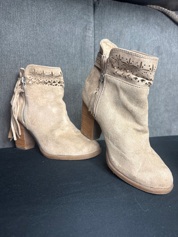Not Rated EUC- beige booties 7 (Adult)