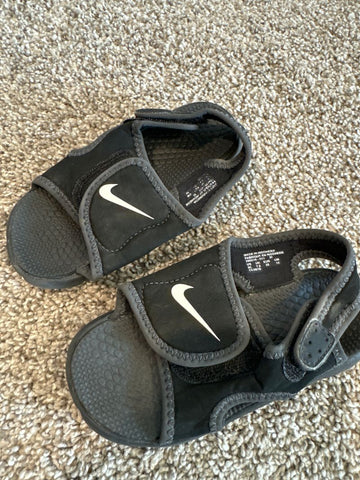 Nike Sandals black 8 (Lil' Kid)
