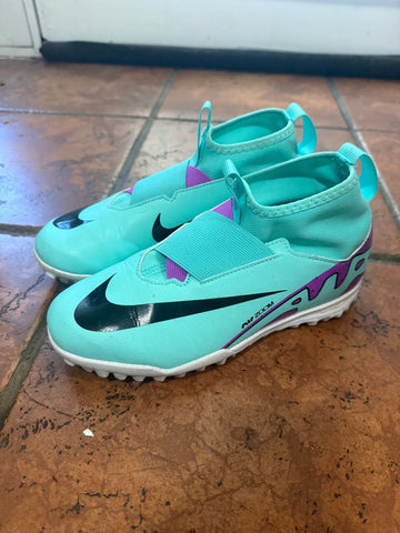 Nike Size 4.5Y indoor soccer cleats Ball Sports