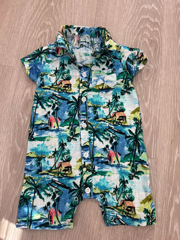 Hawaiian outfit No size, we wore 1x around 6mos 6-12 Months