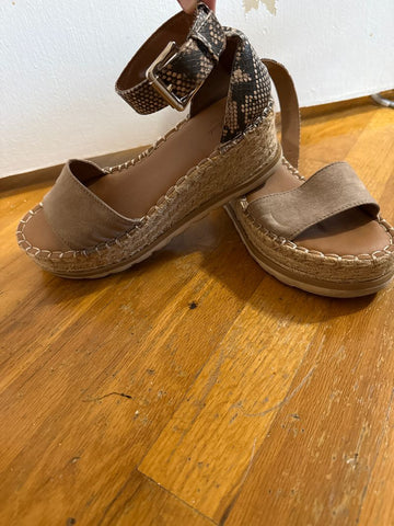 Universal thread Snake skin heal sandal 7 (Adult)