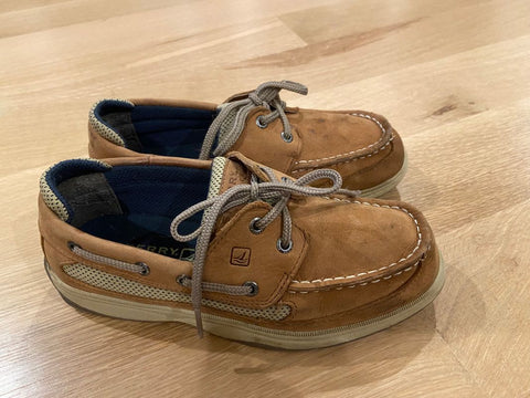 Sperry Topsiders some stains present need to be cleaned 3-1/2 (Big Kid)