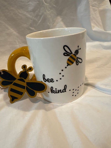 Secret Celebrity NWT bee kind mug Kitchen