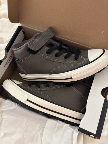 Converse Brand new 2-1/2 (Big Kid)