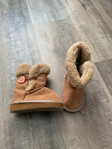 Toys R Us Faux fur boots 4 (Infant Shoe)