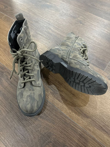 Time and Tru Camo boots like new 6 (Adult)