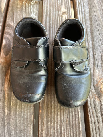 Wonder kids Black Velcro dress shoe, toe has scuffing 10 (Lil' Kid)