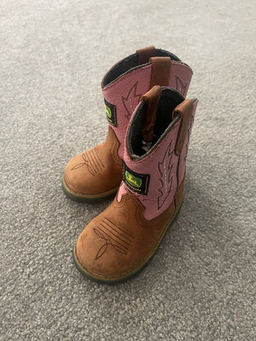 John Deere Pink size 5 girls boots. Good condition. 5 (Lil' Kid)