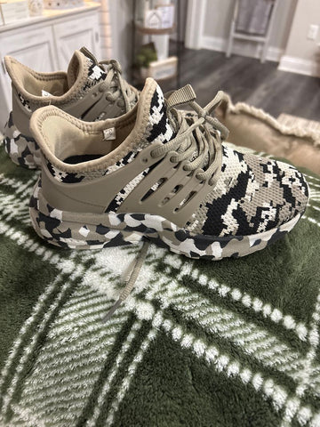 Unknown Black and white camo tennis shoes 1-1/2 (Big Kid)