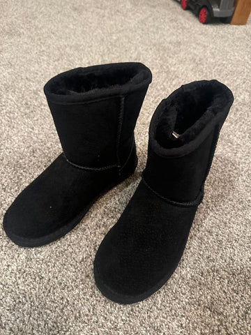 Lamo New black boots 4 (Big Kid)