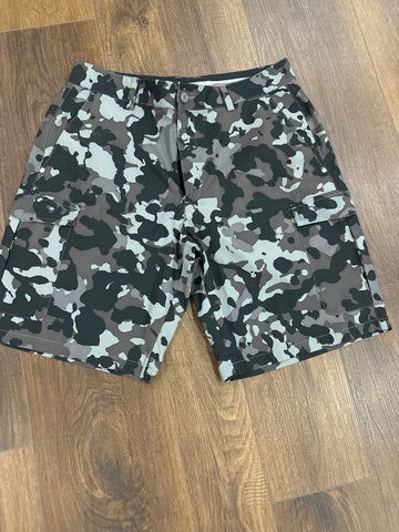 Under Armour Black camo shorts cargo pockets like new 34