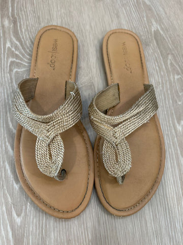 West loop Gold sandals sz 7/8. Some wear on gold part 7 (Adult)