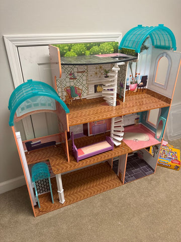 Kidkraft 4 Ft dollhouse, box of furniture to go with it included Dolls and Accessories