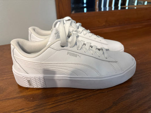 PUMA white tennis shoe only worn a couple times 10 (Adult)