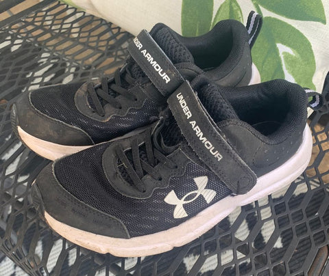 Under Armour Black and white tennis shoes 2 (Big Kid)