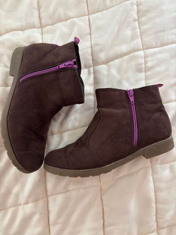 Stride rite Runs small 4-1/2 (Big Kid)