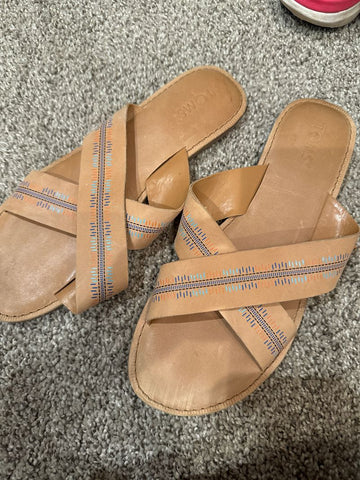 Toms Sandals like new 9 (Adult)