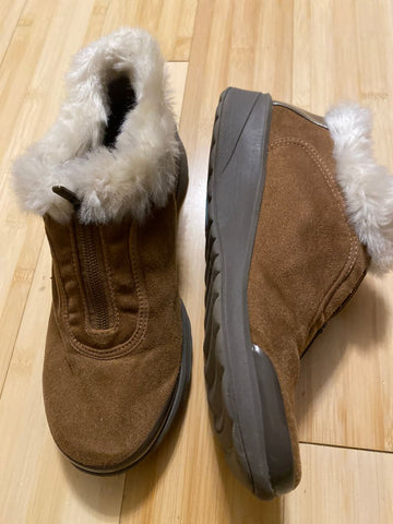 B Zees Womens suede boot booty shoe  7.5 W  Like new 7-1/2 (Adult)