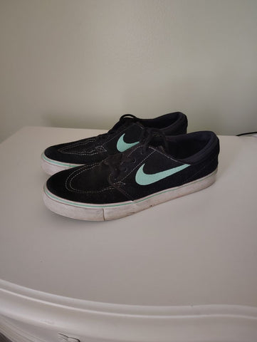 Nike Size 7Y Nike black and Mint green shoes good used condition 7 (Big Kid)