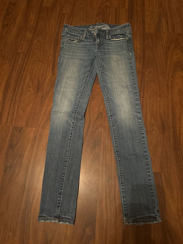 American Eagle size 2 skinny, fair condition small hole in knee Junior Small 1-3