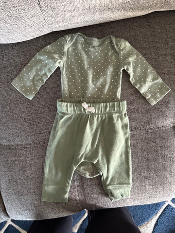 carters green shirt/pants 3 mod 3-6 Months