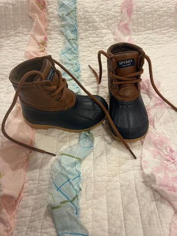 SPERRY Duck boots worn a handful of times excellent condition 6 (Lil' Kid)